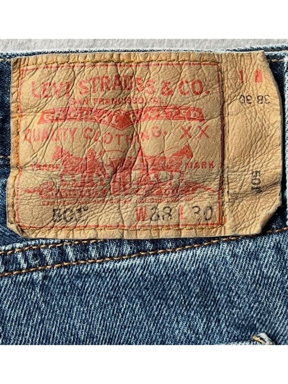 Levis 501 Jeans 38x30 Straight-Leg 5 Button Fly  Blue Denim 5 Pocket Medium Wash - Picture 3 of 8